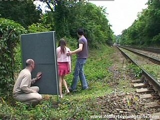 Um cara masturba enquanto assistia a um casal de merda ao ar livre