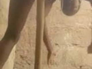 امرأة أفريقية يستمني مع مقبض المكنسة.