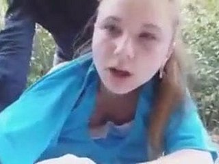 salope mignonne se fait baiser en plein air