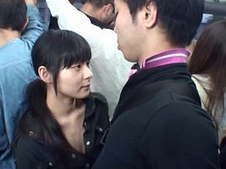 ซนวัยรุ่น AV สาวบนรถบัสกระตุกแฟนหนุ่มของเธอจนกระทั่งเขา cums