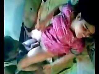 بوڑھے آدمی کے ساتھ کشور بھارتی لڑکی کو فون