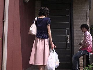 Rijpe Rumi Mochizuki weet hoe je een harde pik te behandelen