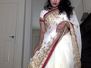 Desi Dhabi a Saree che si fa nudo e gioca con figa pelosa
