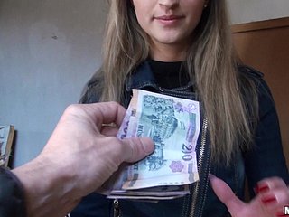 Melanie souffle et se fait baiser pour de l'argent dans Hardcore POV