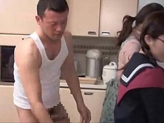 日本のメガネ女子高生は兄弟たちに犯されました
