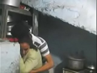 Hintli kardeşi kız kardeş göğüsler basılması