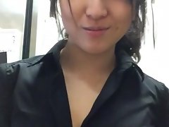 Koreanisches Mädchen bei der Arbeit zu blinken