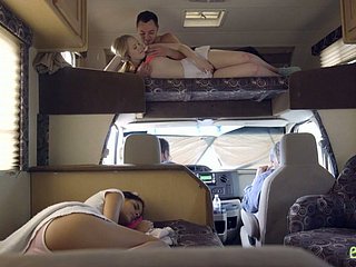 野生の痴女ひよこKatya Rodriguezを持つ幻想的な蒸気FFM三人組