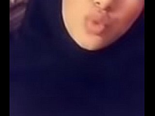 Gadis hijabi muslim dengan buah dada besar mengambil motion picture selfie seksi