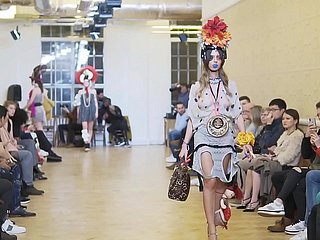 Modelo Esqueça de usar calcinha no desfile de moda