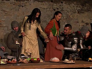 Le migliori donne condividono gli uomini regarding un'orgia medievale adeguata