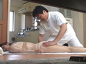 Hồng đói Asian MILF được mát xa và sau đó đụ khó