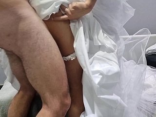 Cuckold는 아내의 결혼식 밤을 본다