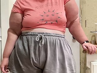 Застенчивая сладкая счастливая SSBBW, демонстрируя свои сладострастные изгибы