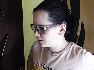애나는 집으로 돌아와서 반역을 보았다
