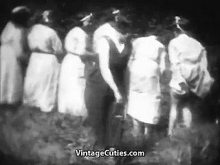 Mademoiselles Horny Dapatkan Spanked Relative to Woods (1930 -an vintaj)