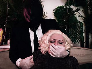 Hot Kinky: O homem cobre a boca da garota e depois corta as A roupas. Luvas e gemidos médicos