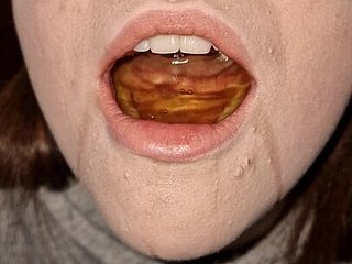 私は彼の黄色い小便を飲むのが大好きです