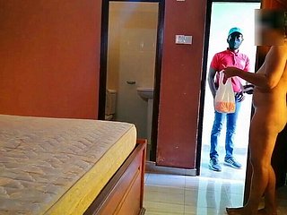 Обслуживание гостиничного номера постучало в нашу дверь и трахнула мою жену - фантазия рогоносца
