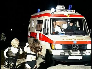 Sluts Manidget Sluts com tesão chupa a ferramenta reach cara em uma ambulância