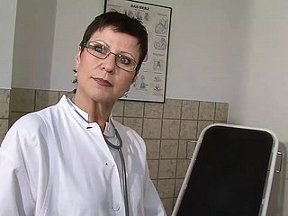 Les milfs chauds et impatients profitent de wheezles chatte avec des jouets - 3