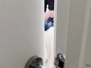 Przyłapano mnie na słuchaniu mojego współlokatora, który pieprzy swoją nową głośną dziewczynę.