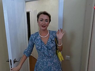 Si tienes suficiente dinero, este hábil milf incluso te dará su anal