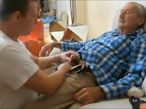 Дедушка наслаждаться минетом молодым человеком
