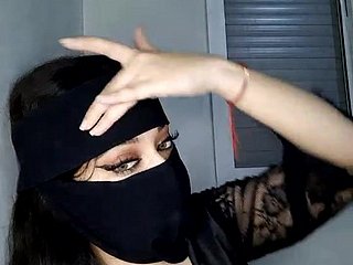 MILF árabe se burla de mí en la webcam