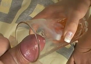 Fade away brünette Schlampe Isabel trinkt in einem schmutzigen Pornovideo Pisse