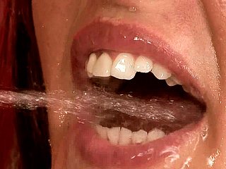 好色なブルネット美女がアナルファック後に口をおしっこで満たされる