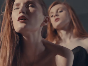 Dwa Hot Redhead lesbijki Strapon Kurwa
