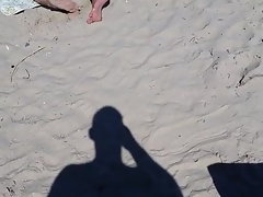 adolescent nu sur flu plage