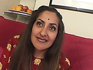 三人組の大自然のおっぱいと大きな丸いお尻とセクシーなインドの熟女