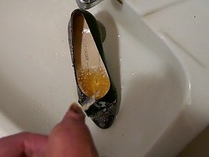 妻ハイヒール（のぞき見つま先）に小便