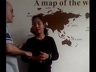 Amerikalı bir adam, Çinli karısı ve üç sıralı Çinli bir çocuk Dongguan