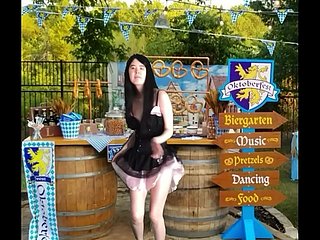 Adolescente asiática celebra a Oktoberfest em Munique