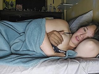 anak tiri menyelinap ke tempat ibu tiri dengan harapan serving-woman tiri menidurinya tanpa disedari
