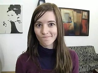 Una bella ragazza si masturba un grosso cazzo with POV