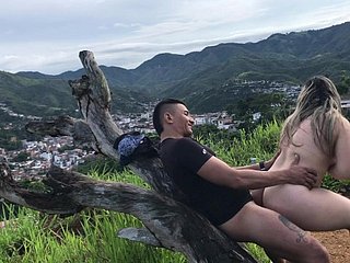 콜롬비아 성인, 내 친구가 우유를 채워줄 수 있도록 언덕에 도착