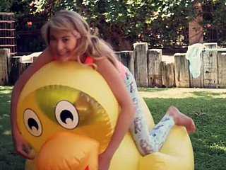 Urocza blondynka oblewana spermą po hardcorowym seksie
