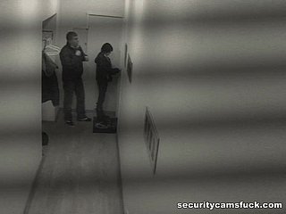 Niegrzeczna brunetka śmiało rucha się na publicznym korytarzu