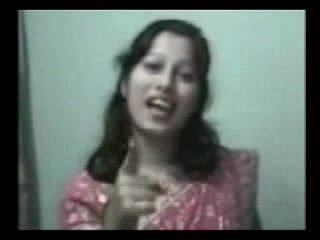 باہر اس نہانے ایک بھارتی خاتون
