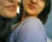 Ragazza indiana baciare un'altra ragazza