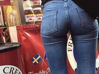 Complete tow-headed pantat remaja dalam seluar jeans ketat