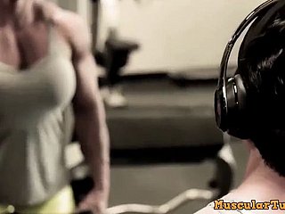 फ़िट स्नायु महिलाओं गेंद-पर्दाफाश Testoster