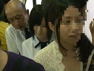 일본어 공공 버스에서 변태 행동과 Upskirt 샷
