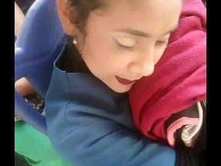 Estudiante nhớ mira el bulto y ni Sabe como tocarlo