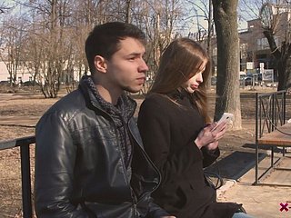 Подобрал в парке Адель Bye получает ткнул ее нового друга мужского пола