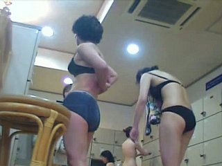 Essas mulheres não poderia ter adivinhado que havia uma câmera escondida ungenerous vestiário